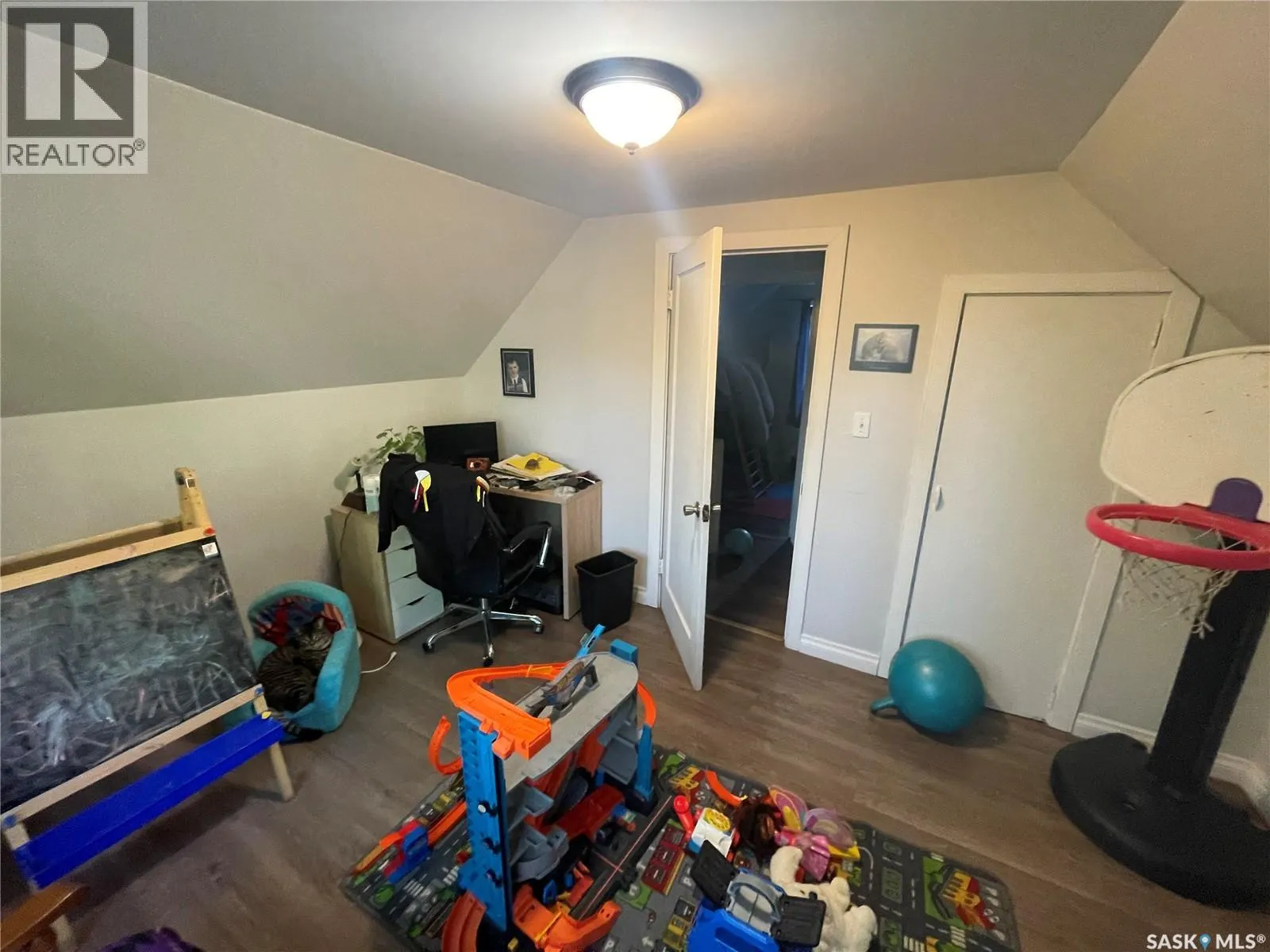 824 8TH STREET E