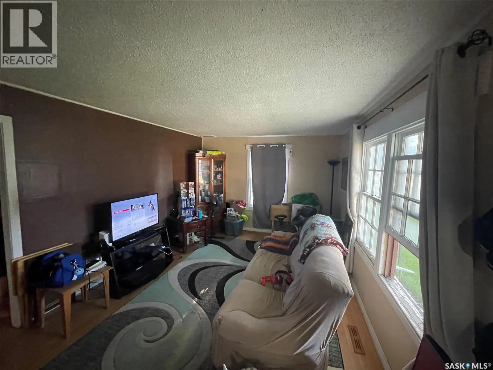 828 8th STREET E