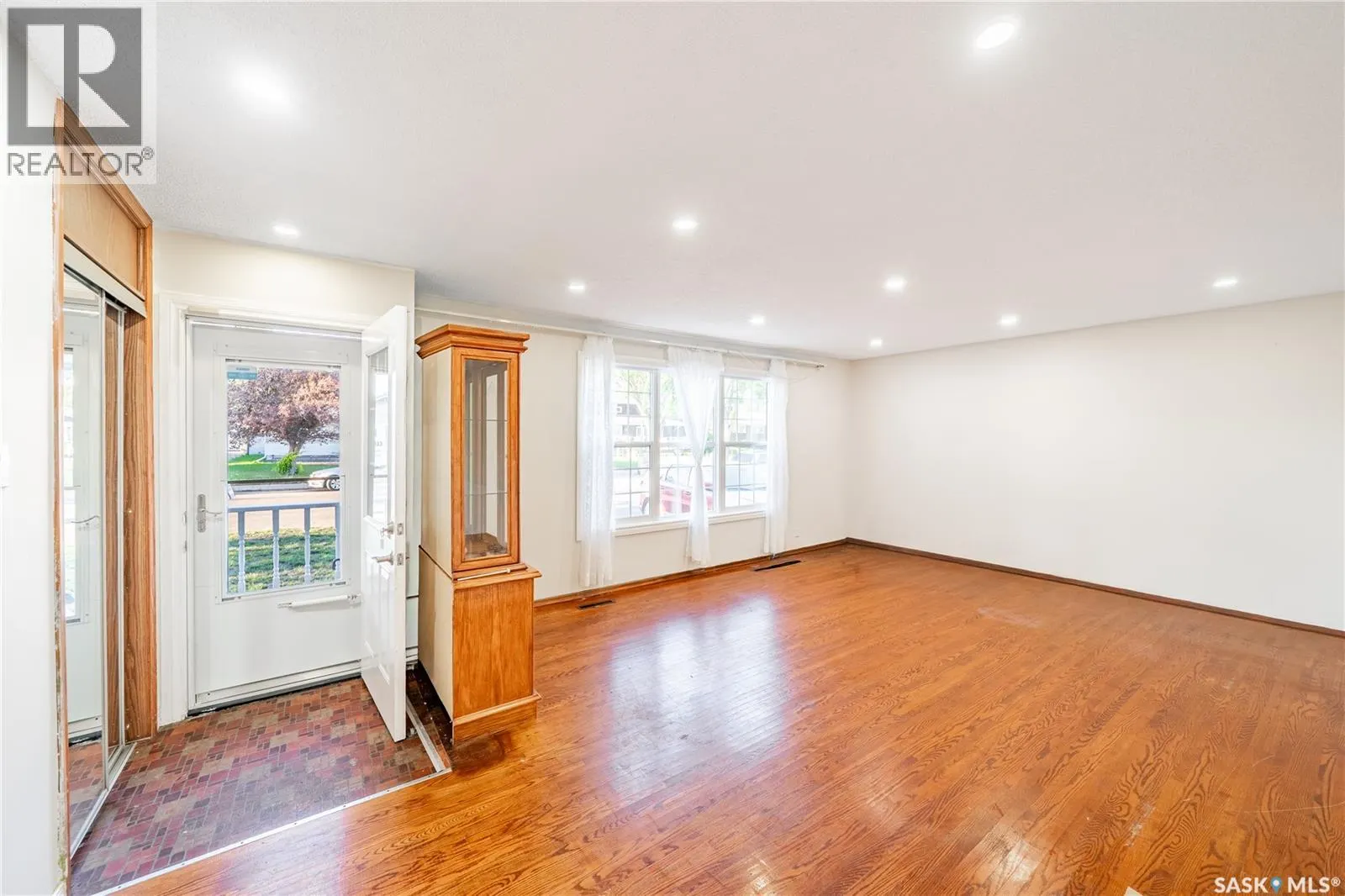87 MERLIN CRESCENT