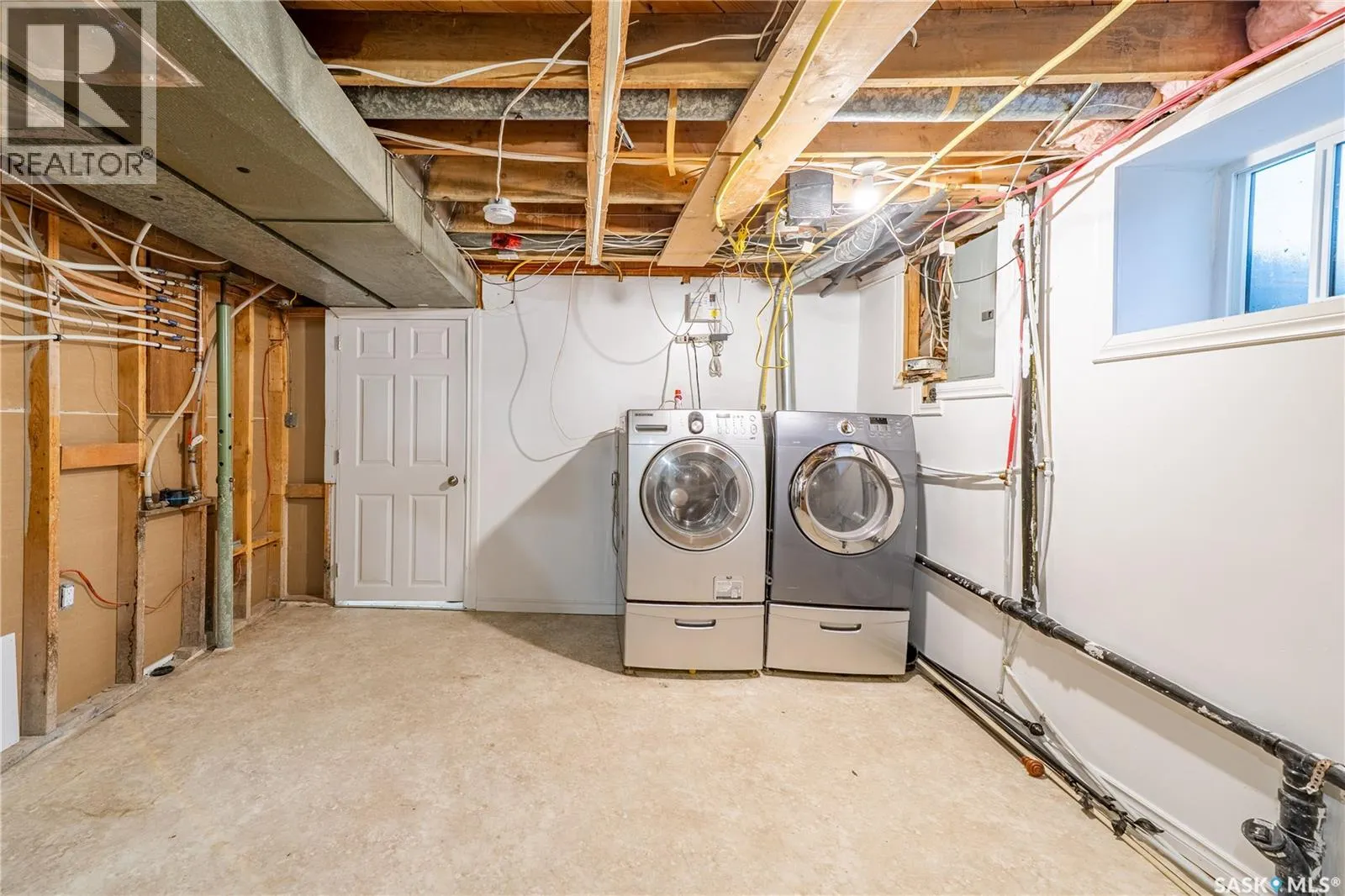 87 MERLIN CRESCENT
