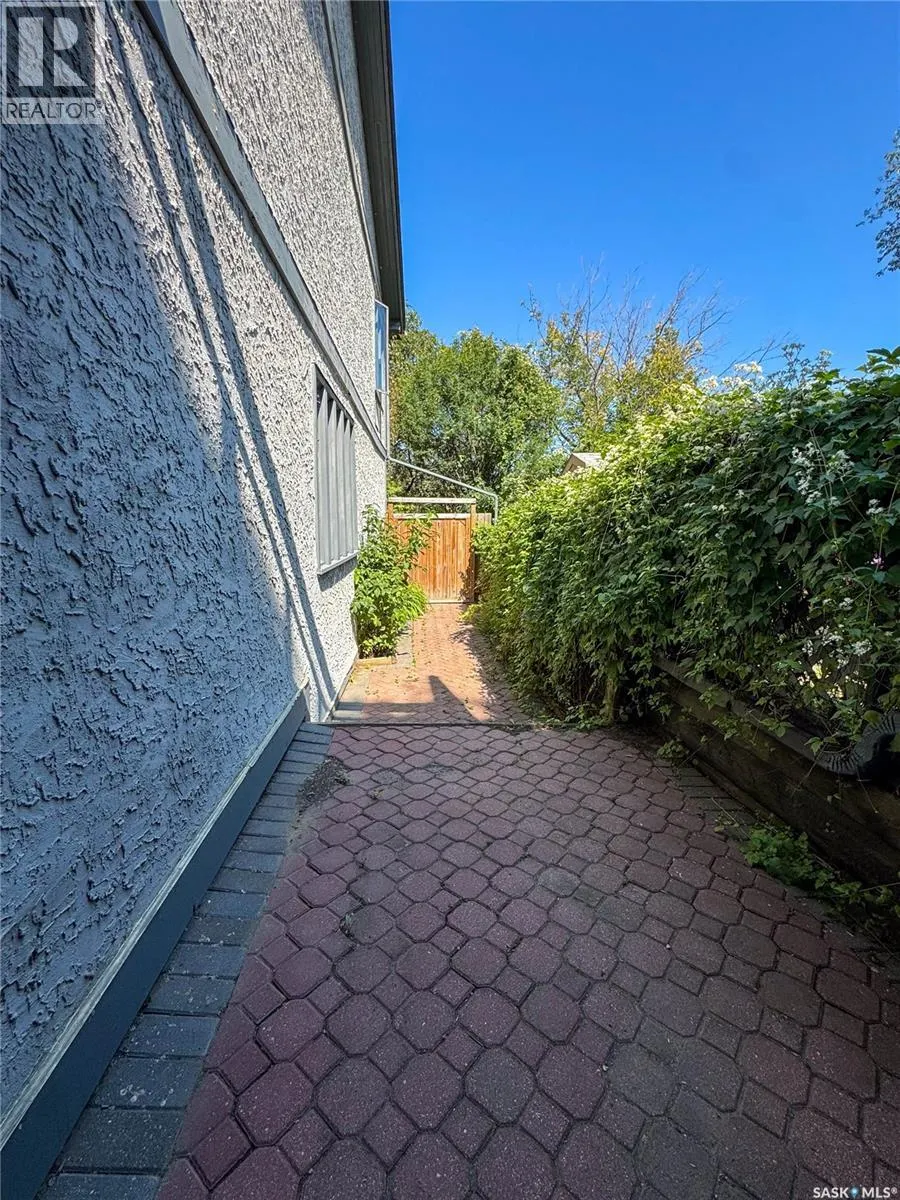 407 18th STREET W