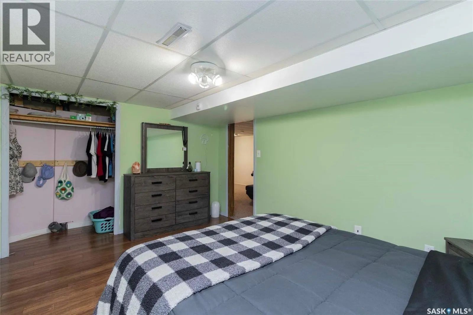 217 2nd STREET E