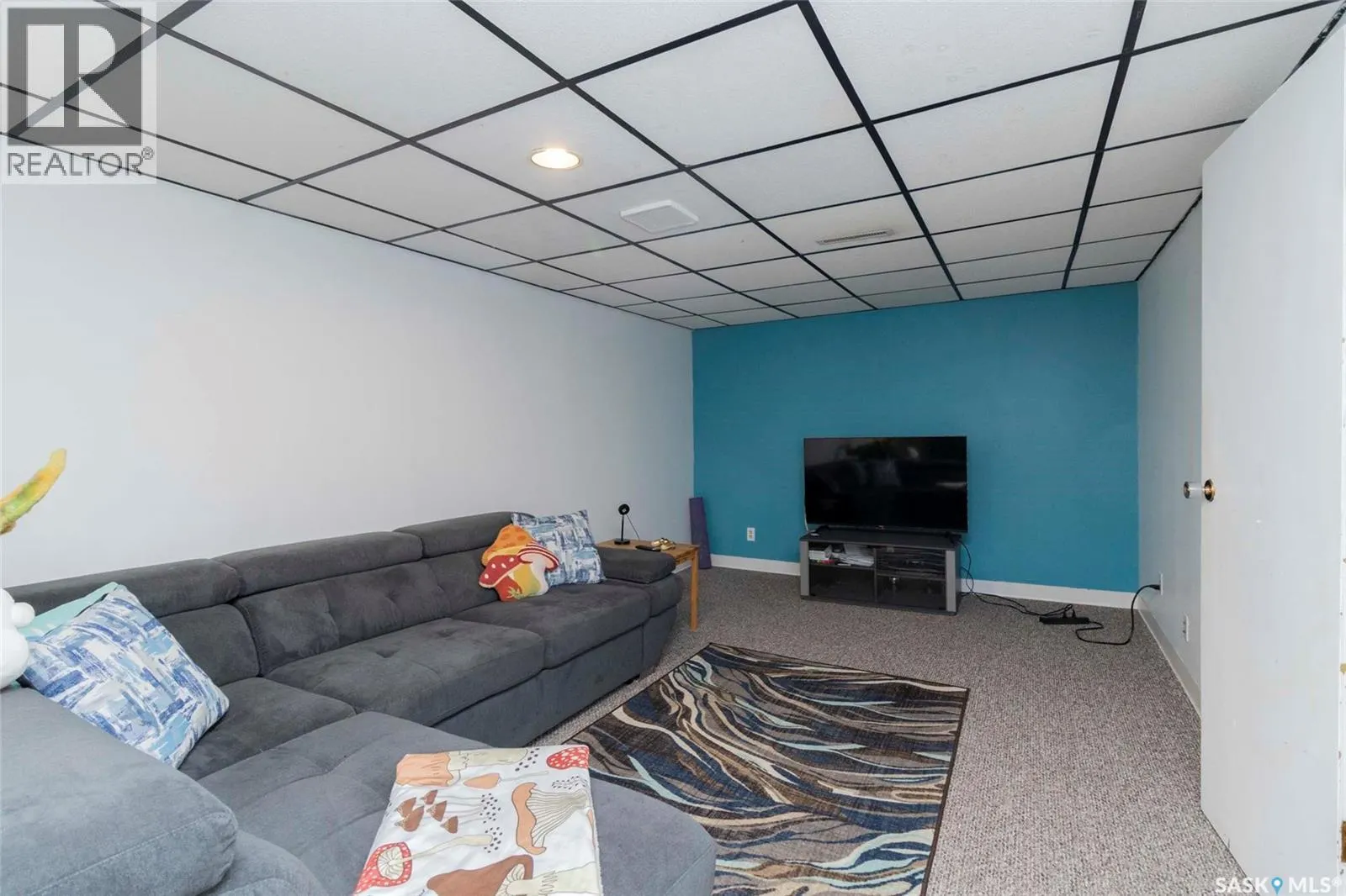 217 2nd STREET E