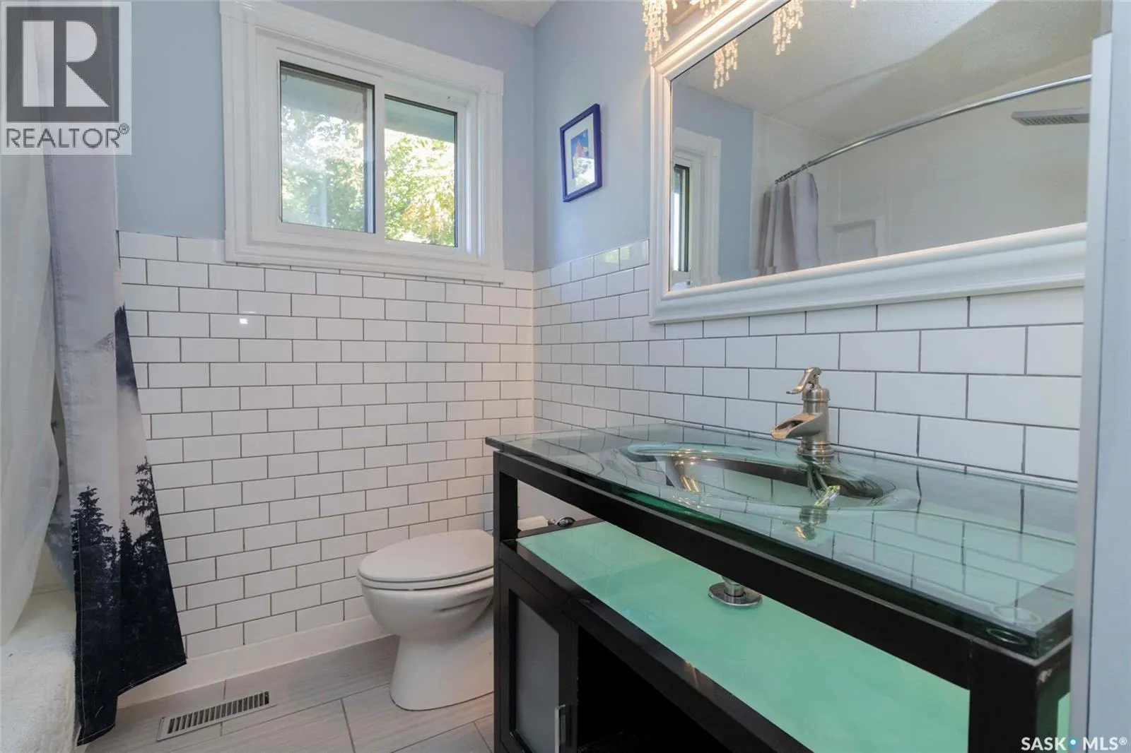 217 2nd STREET E