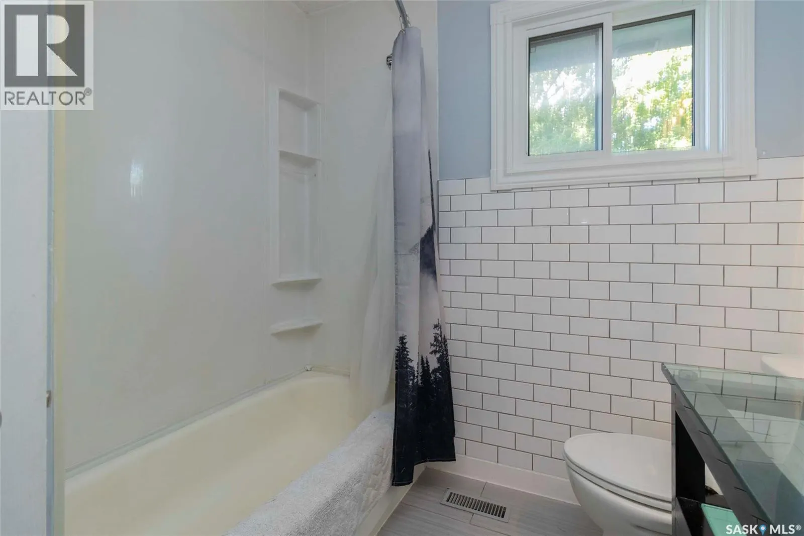 217 2nd STREET E