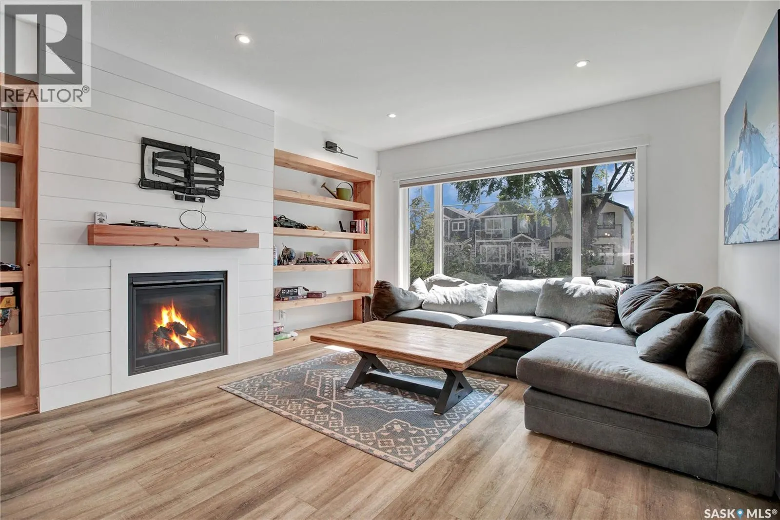 525 4th STREET E