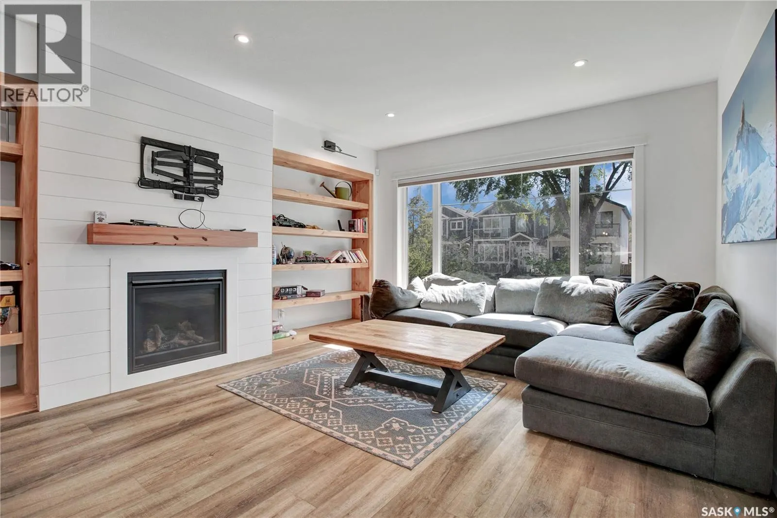 525 4th STREET E