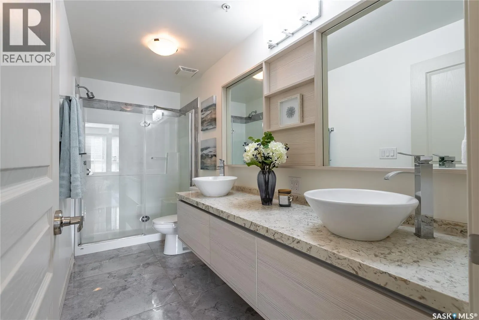 221 223 Evergreen SQUARE