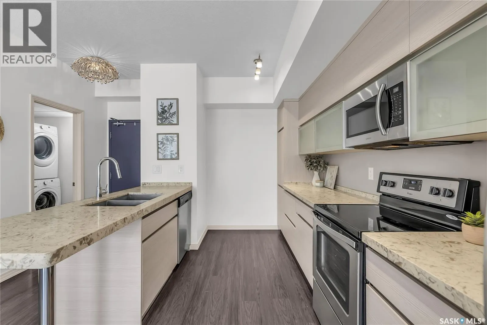 221 223 Evergreen SQUARE