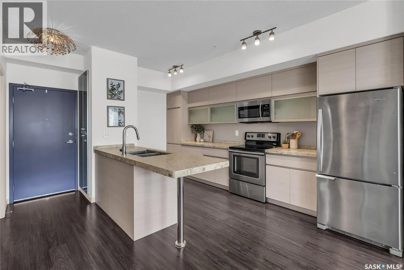 221 223 Evergreen SQUARE