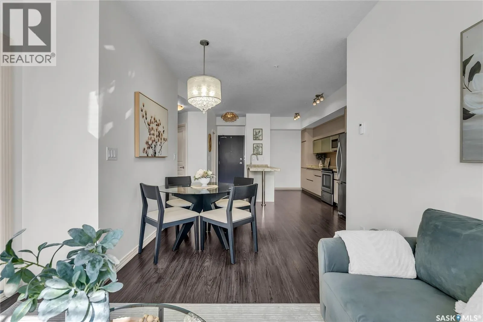 221 223 Evergreen SQUARE