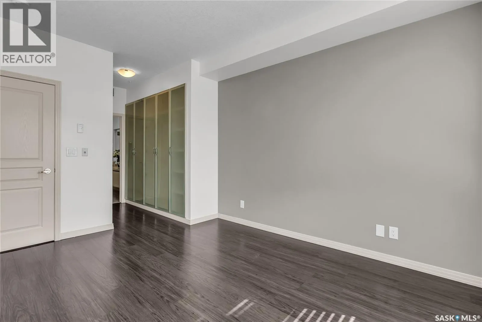 221 223 Evergreen SQUARE