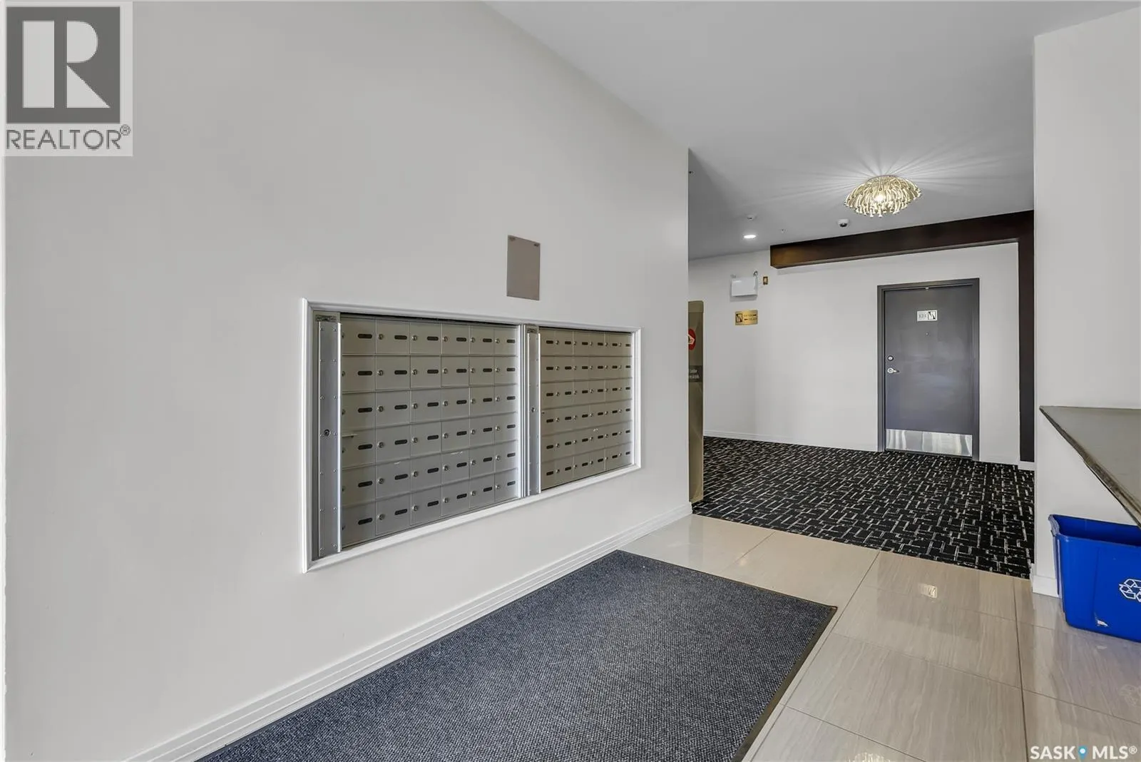 221 223 Evergreen SQUARE