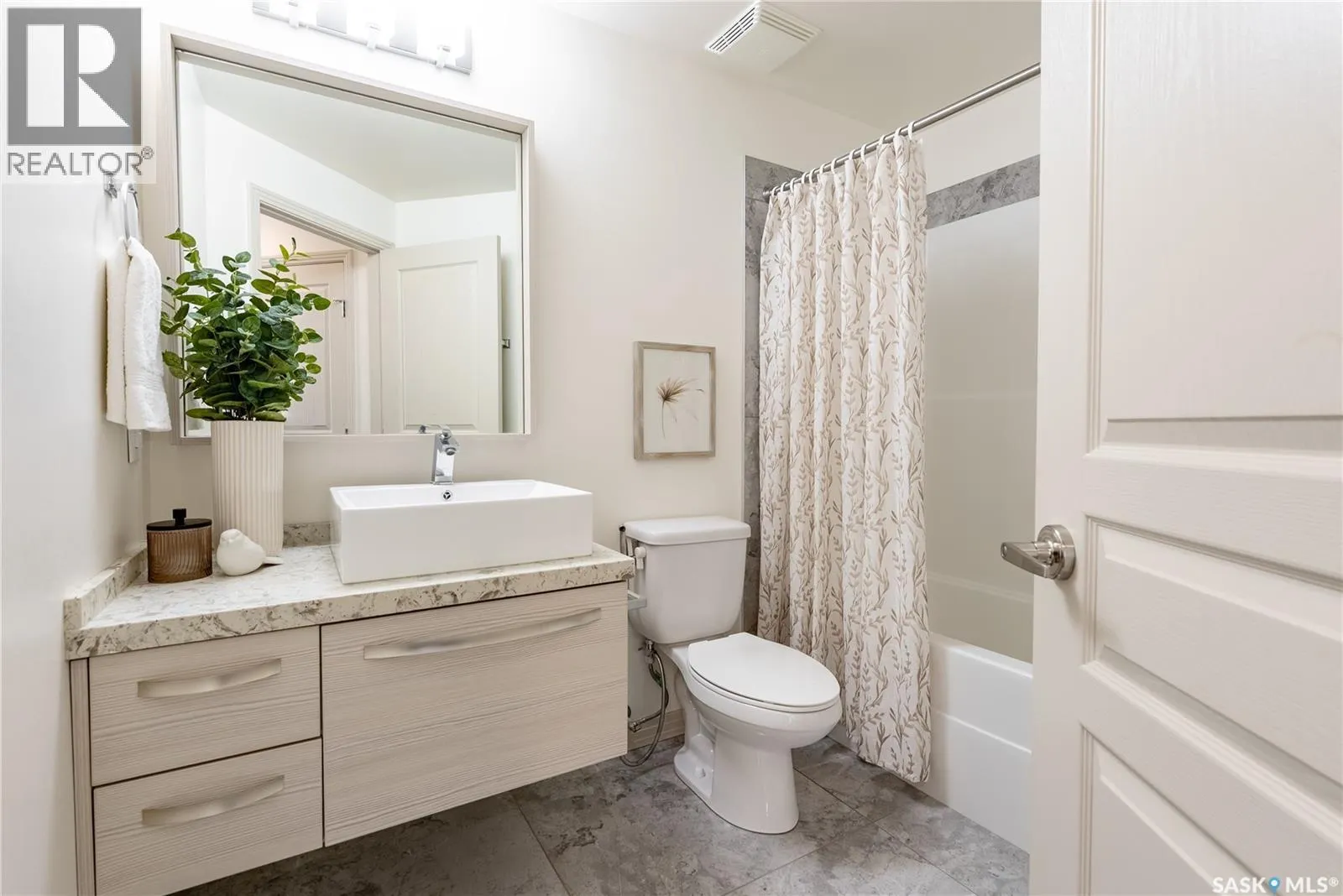 221 223 Evergreen SQUARE