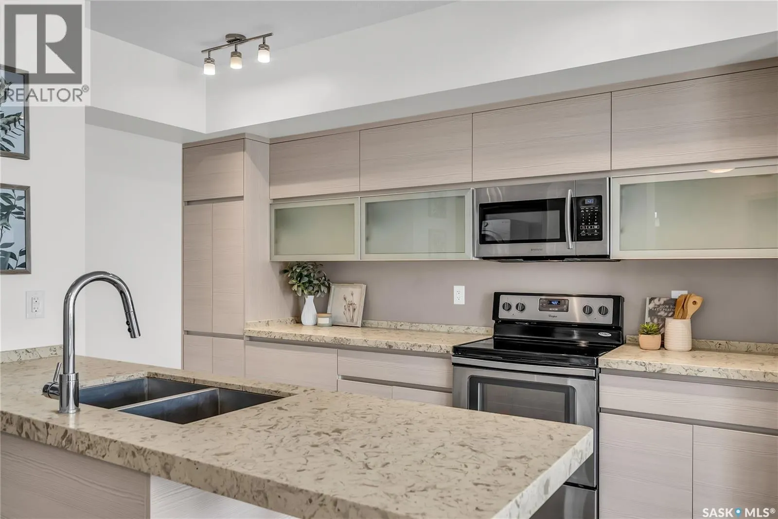 221 223 Evergreen SQUARE