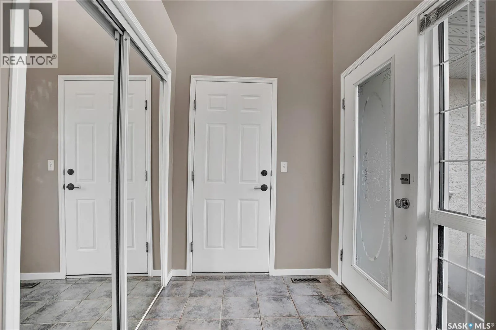 302 Blackthorn CRESCENT