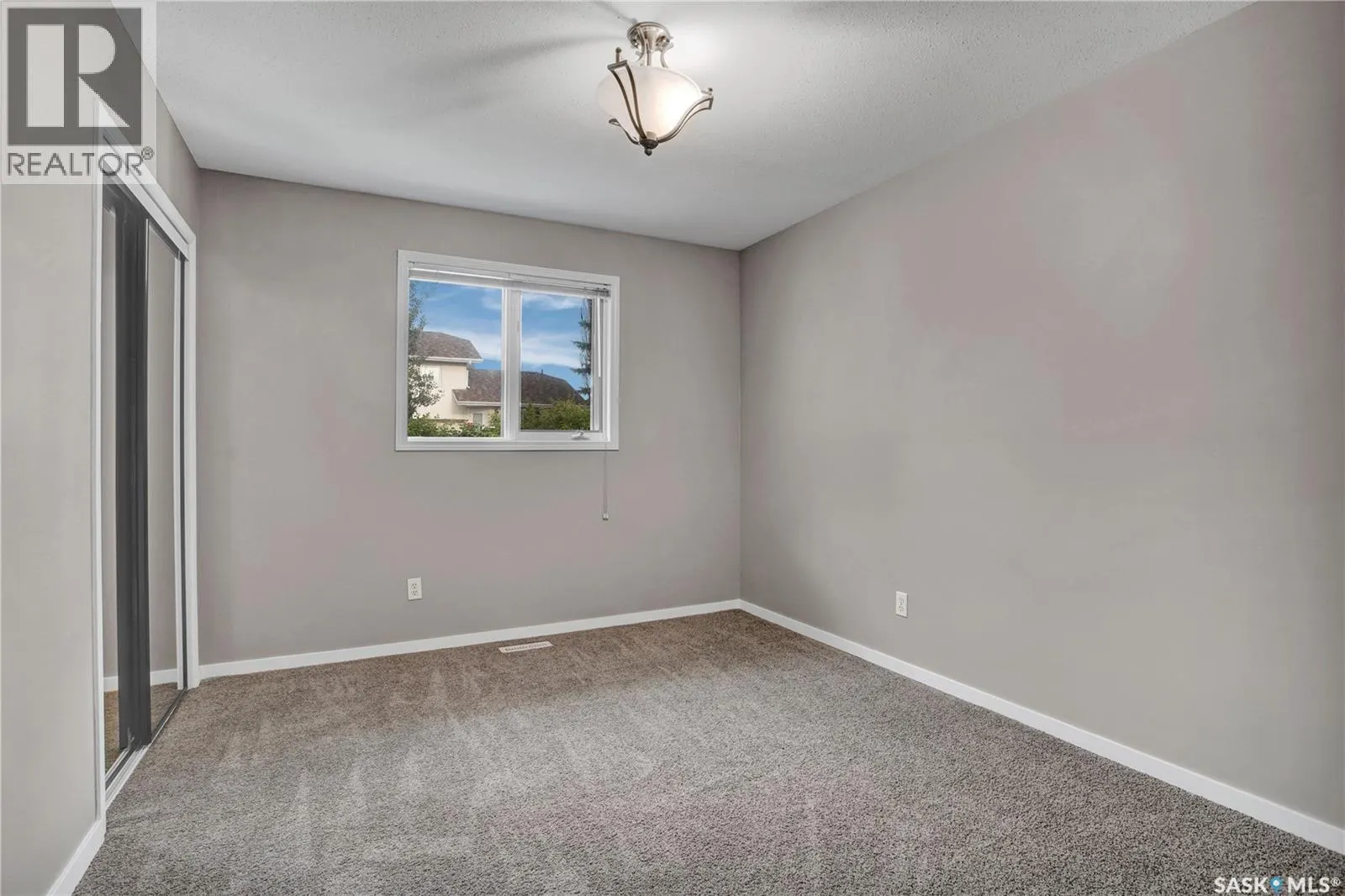 302 Blackthorn CRESCENT
