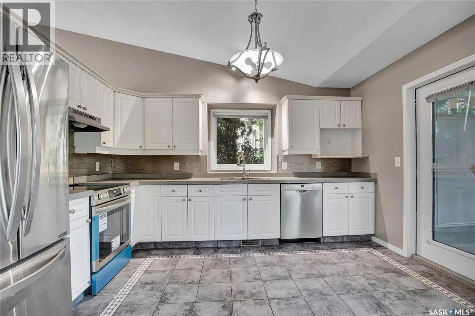 302 Blackthorn CRESCENT