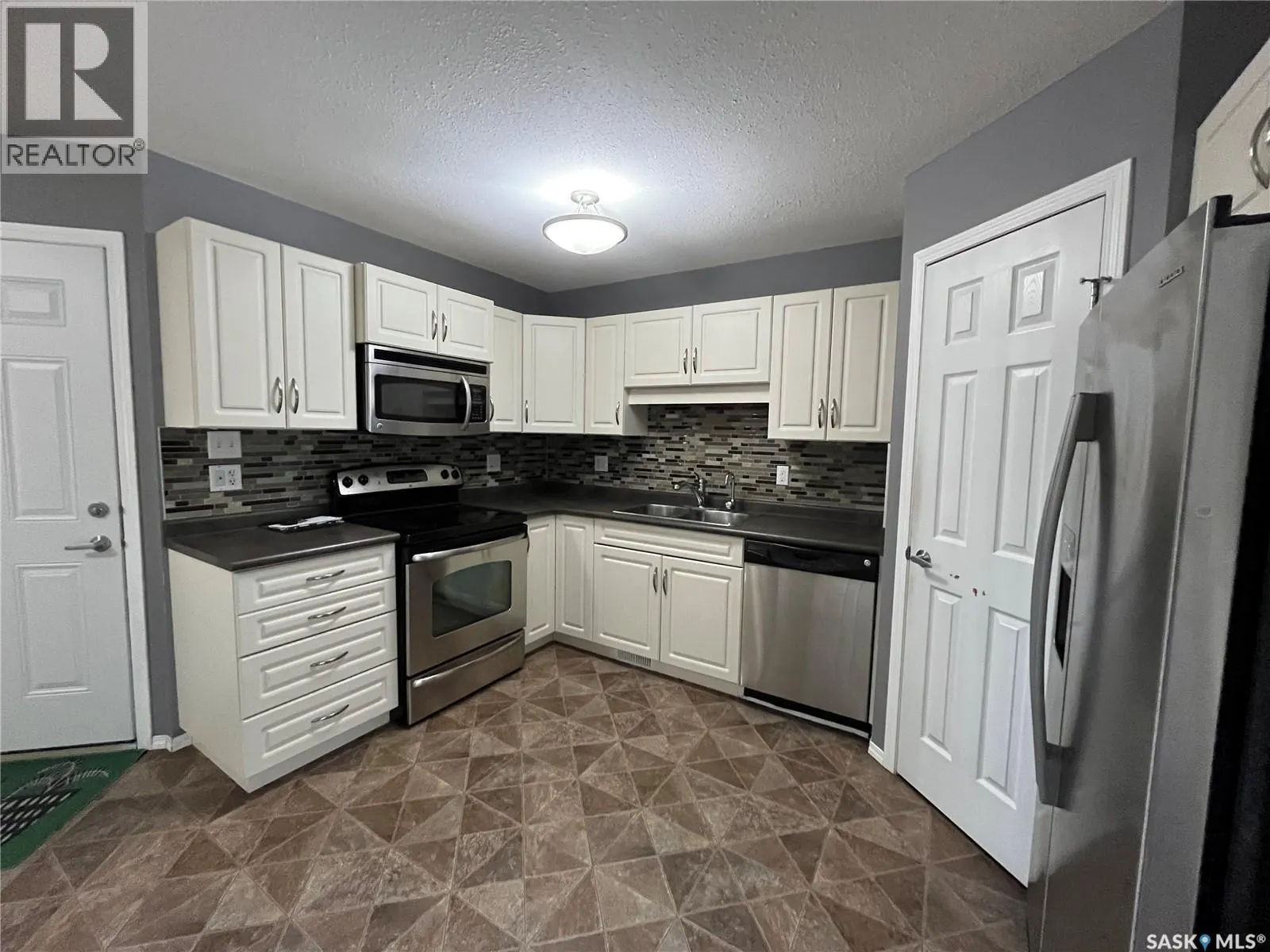114 503 Colonel Otter DRIVE