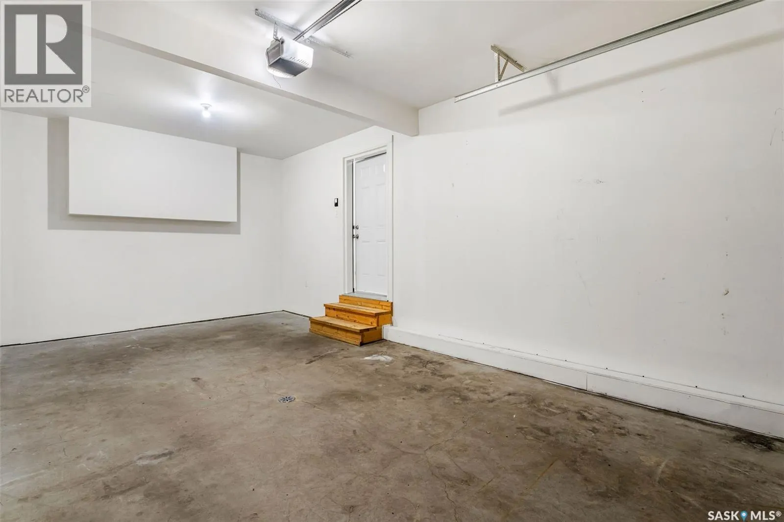 893 5th STREET E