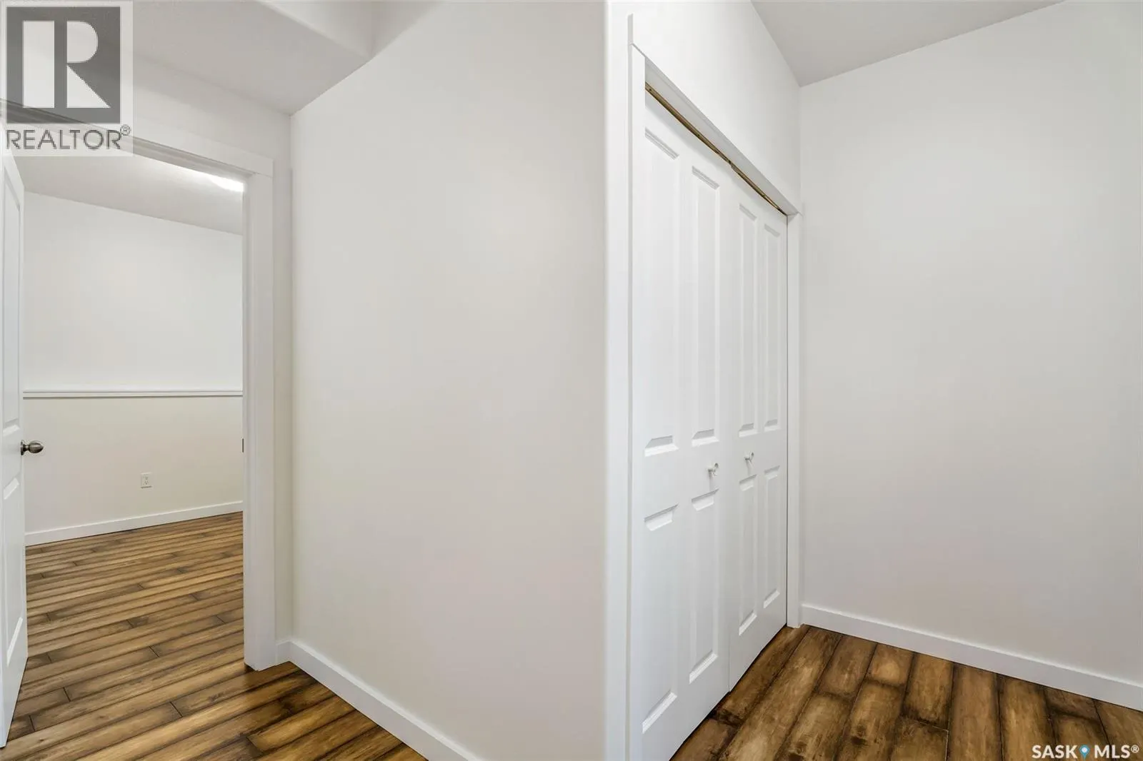 893 5th STREET E