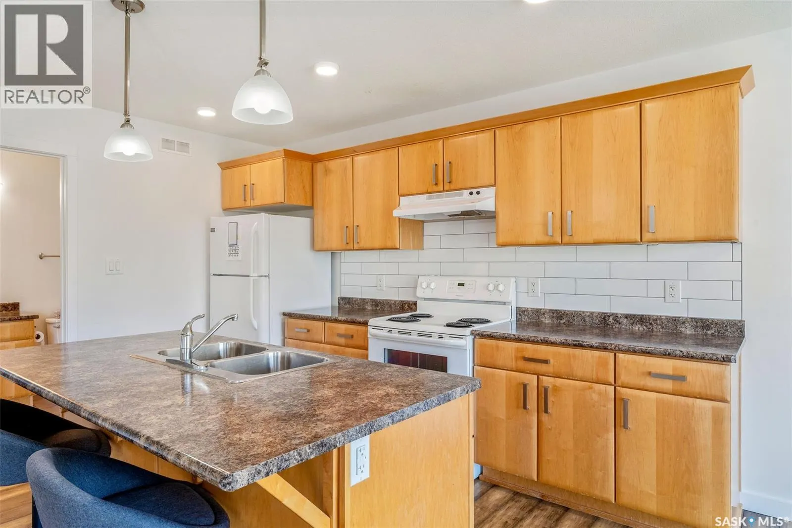 893 5th STREET E