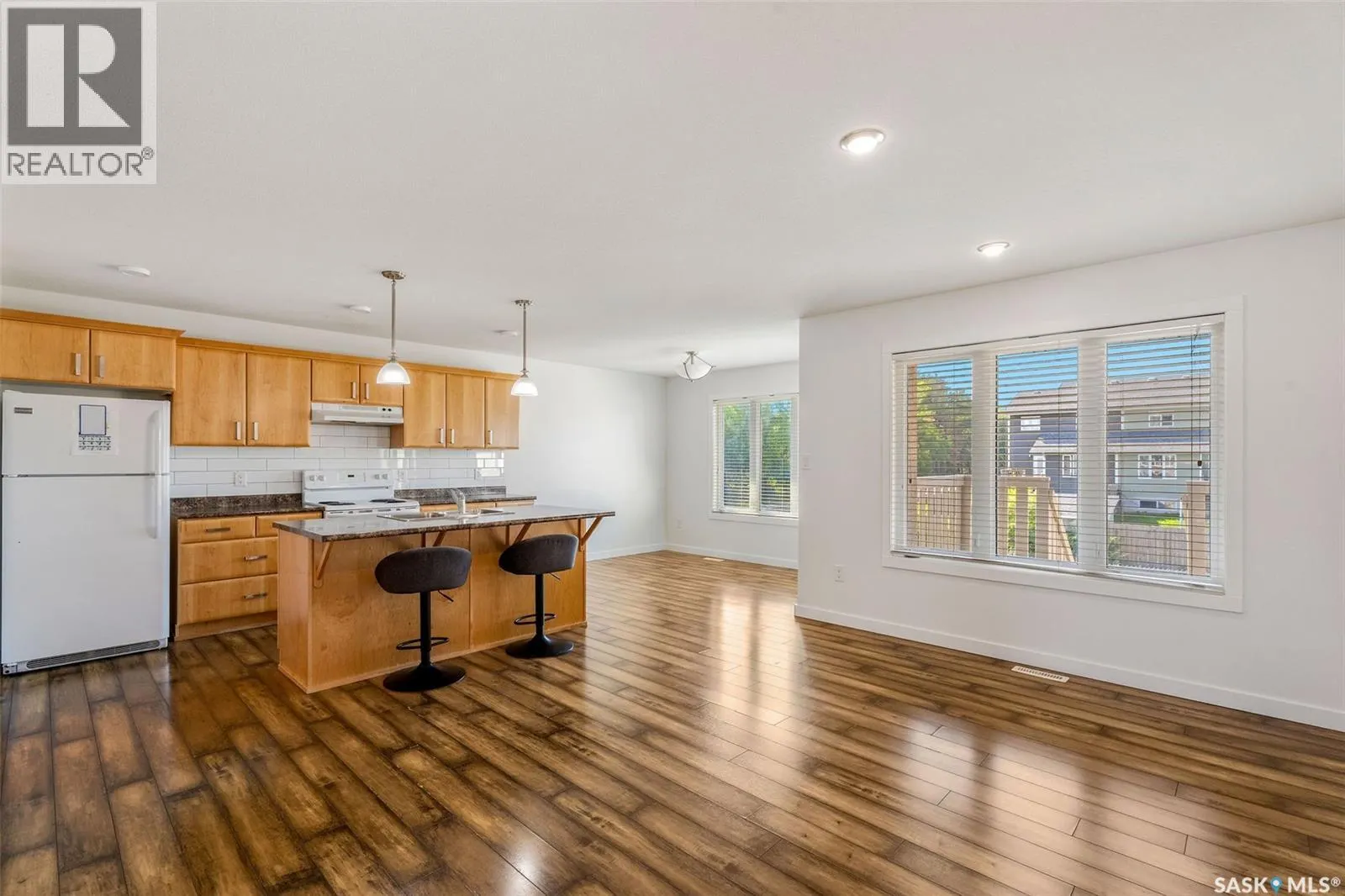 893 5th STREET E