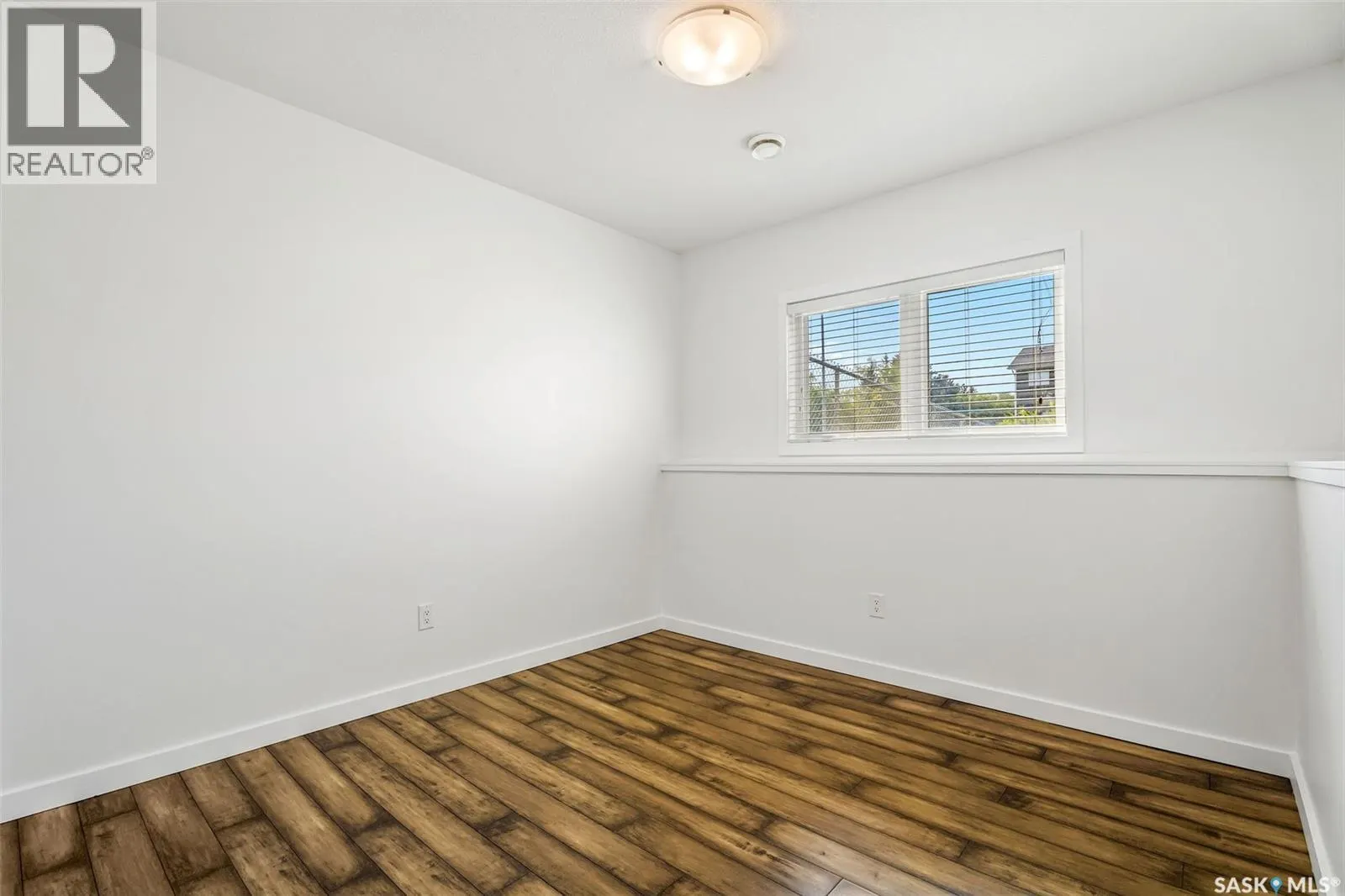 893 5th STREET E