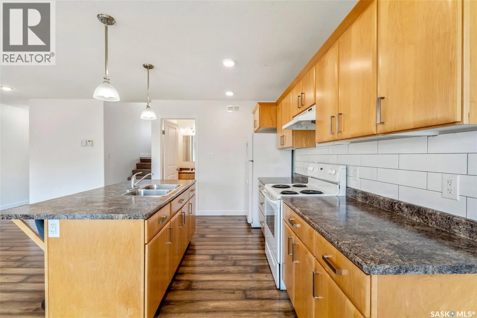 893 5th STREET E