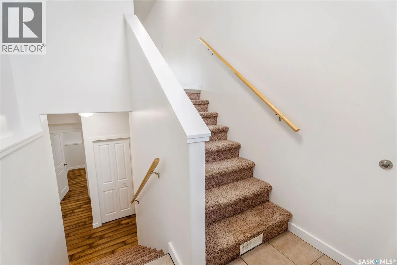 893 5th STREET E