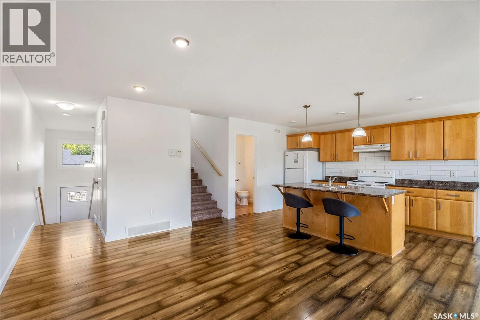 893 5th STREET E