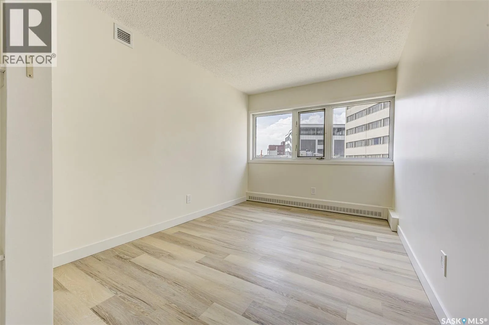 470 424 Spadina CRESCENT E