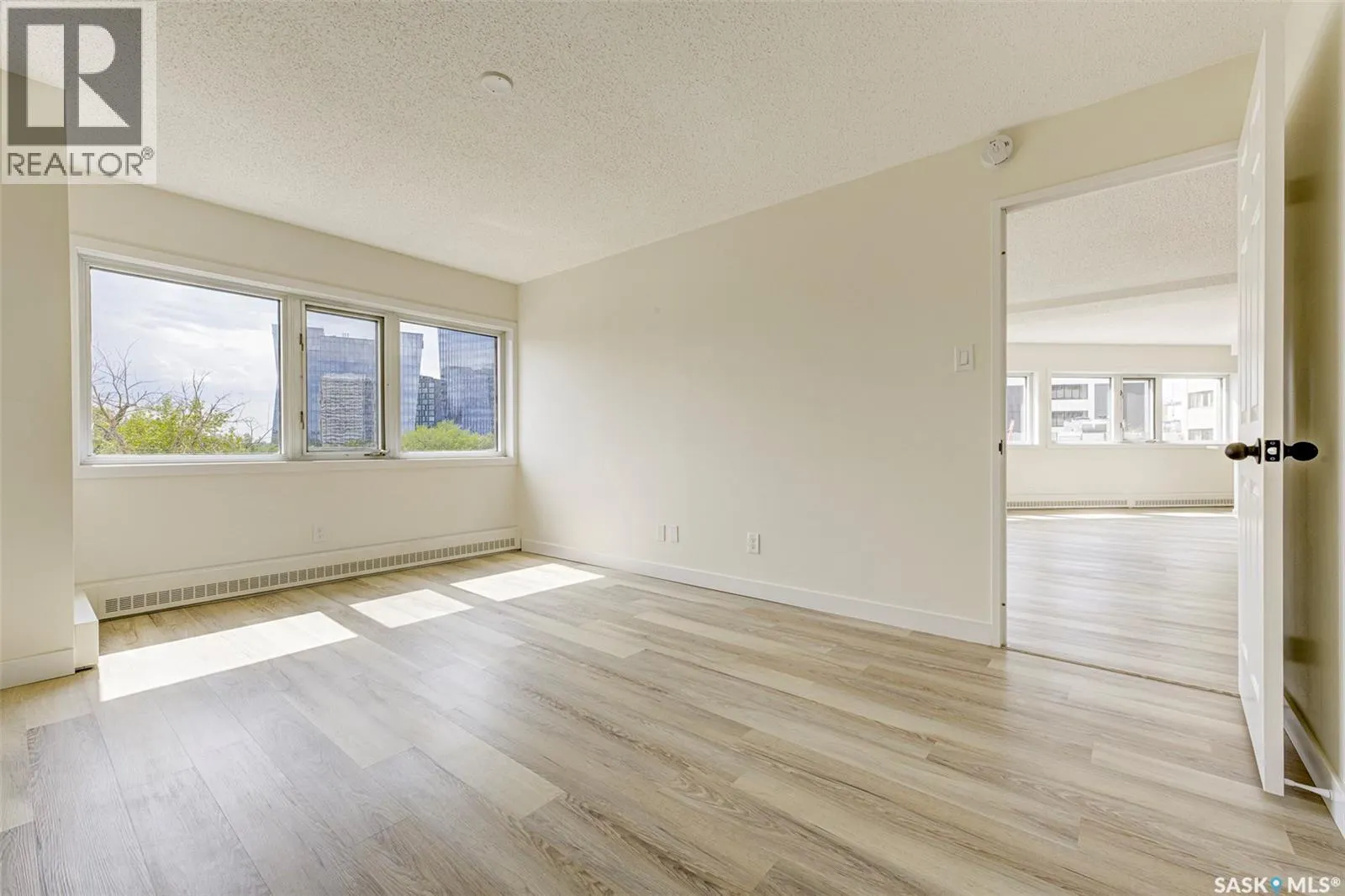 470 424 Spadina CRESCENT E