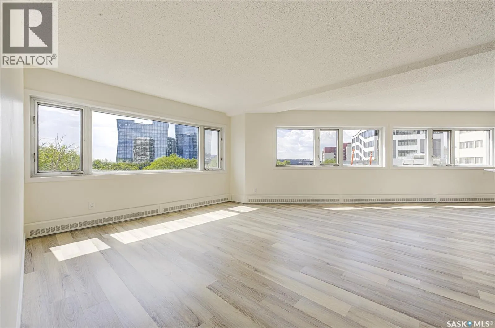 470 424 Spadina CRESCENT E