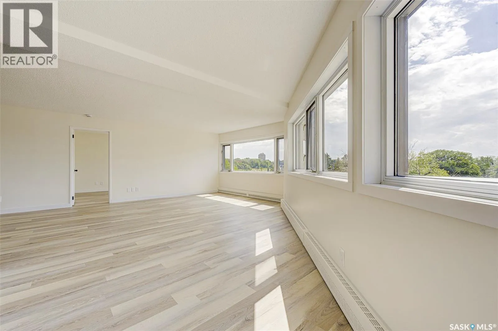 470 424 Spadina CRESCENT E
