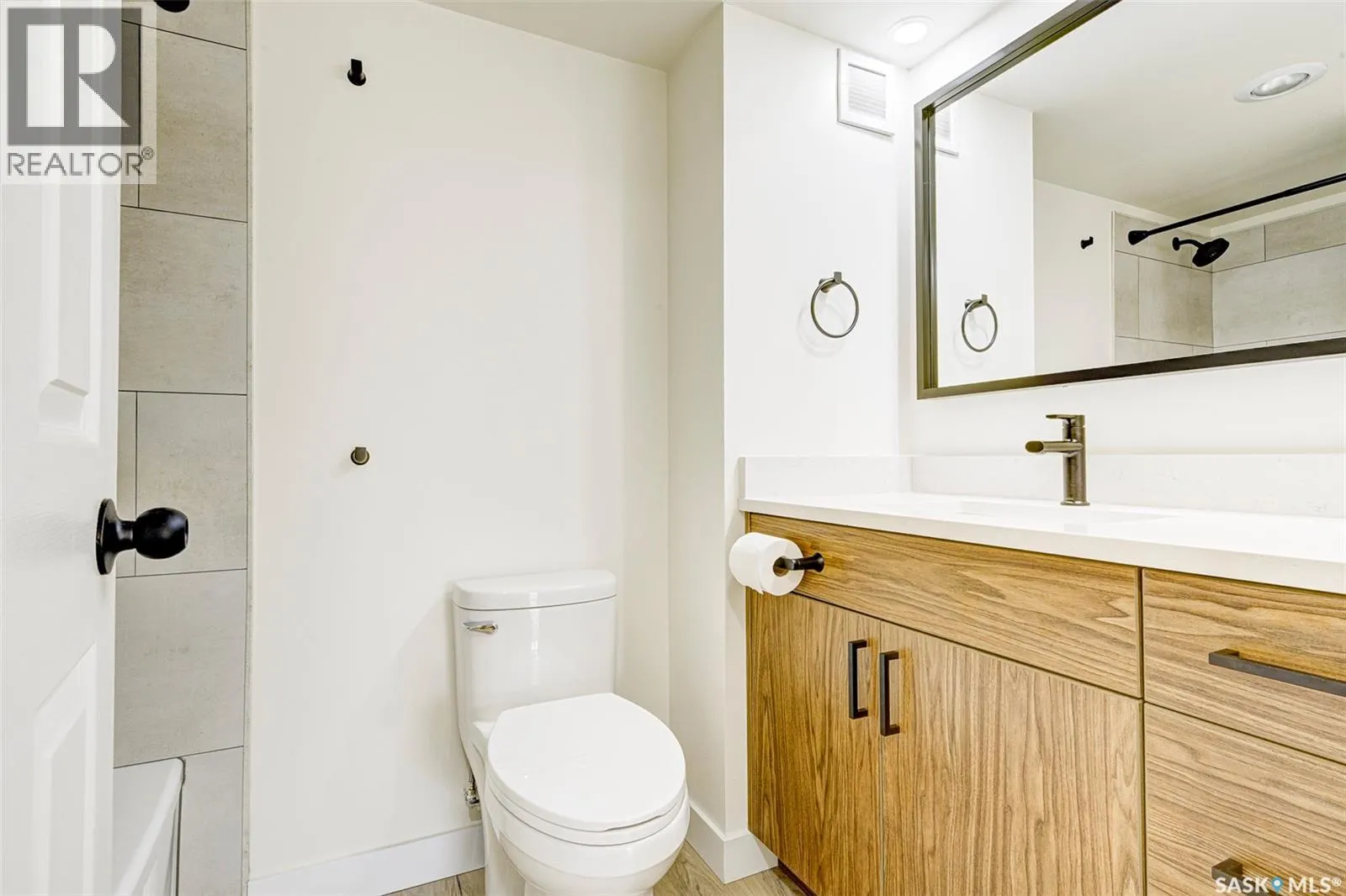 470 424 Spadina CRESCENT E