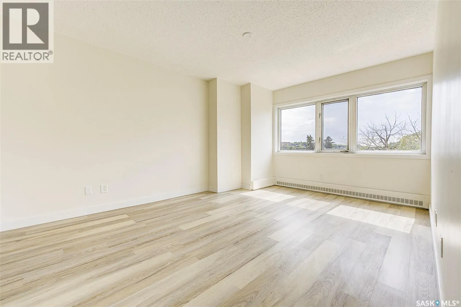 470 424 Spadina CRESCENT E