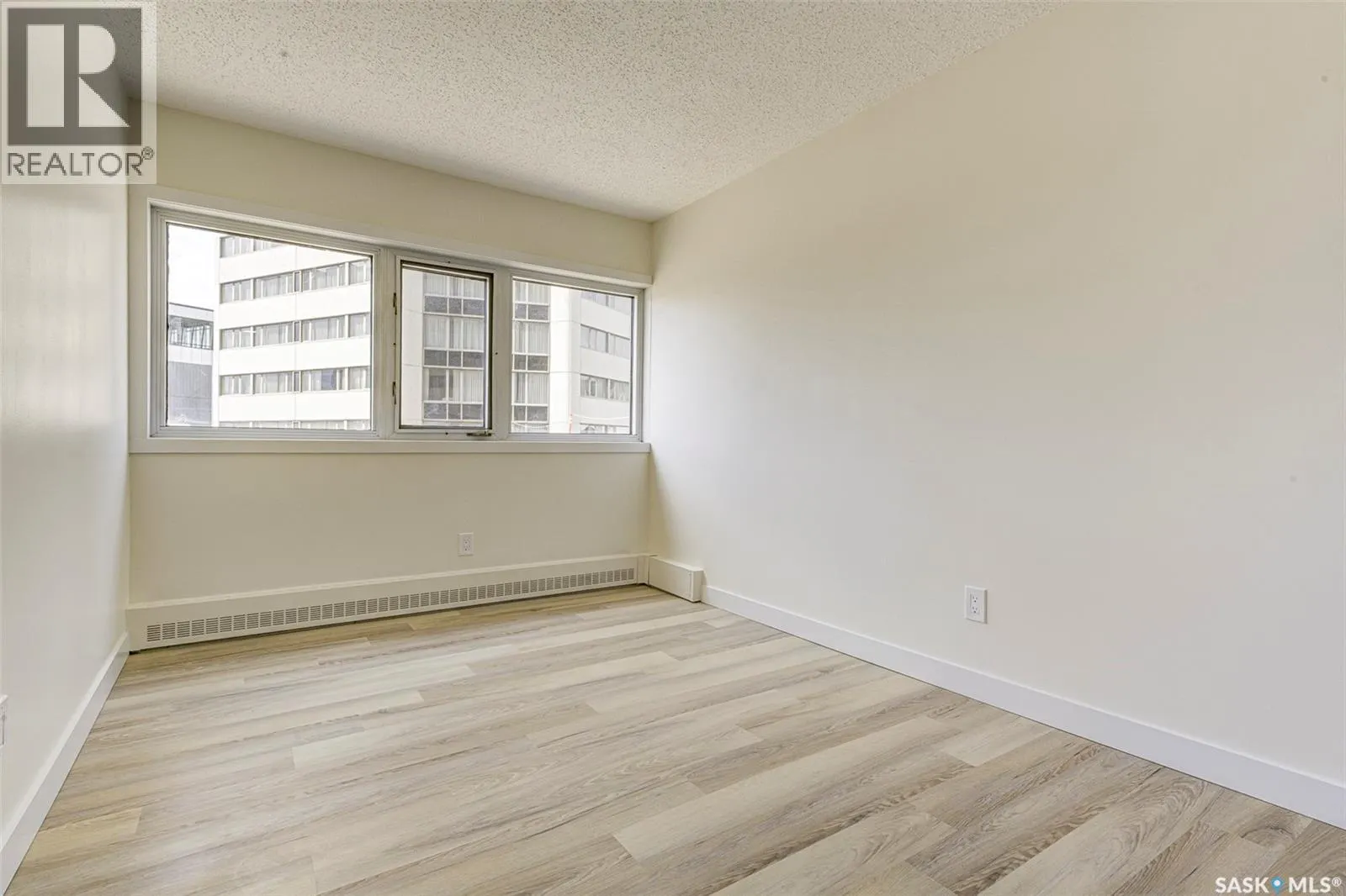 470 424 Spadina CRESCENT E