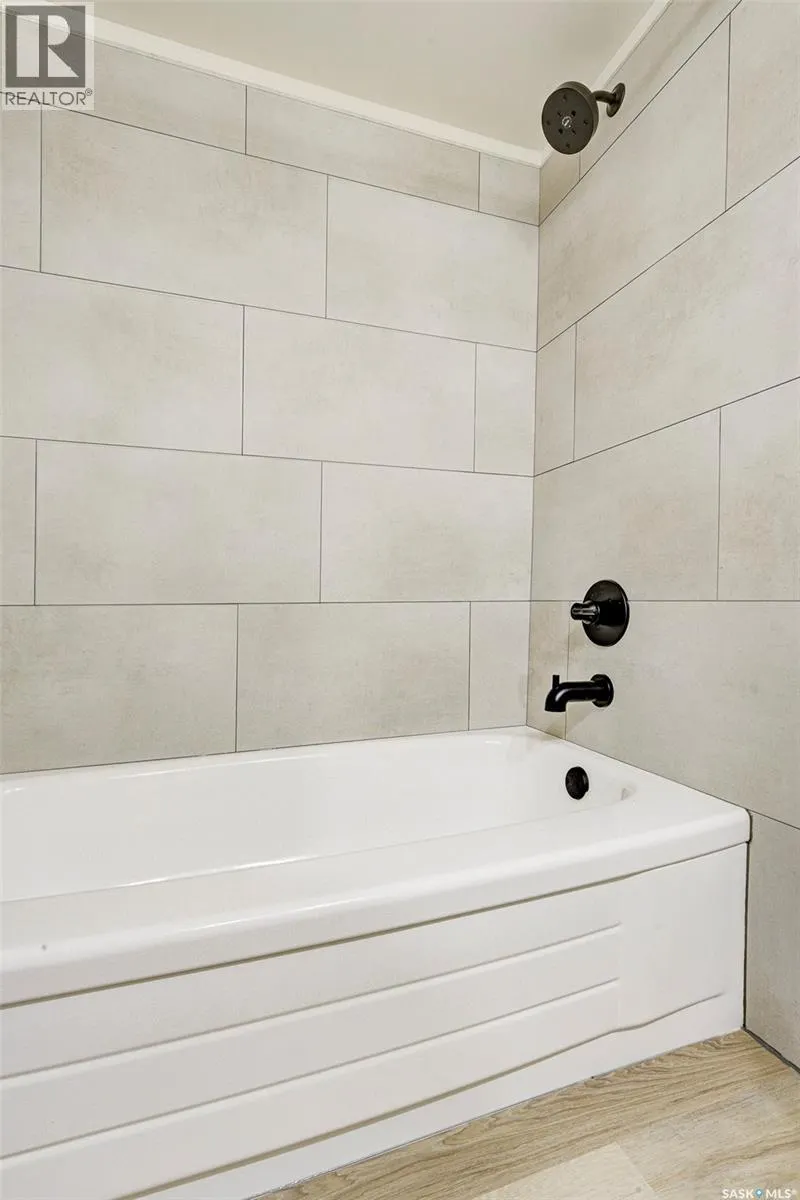 470 424 Spadina CRESCENT E
