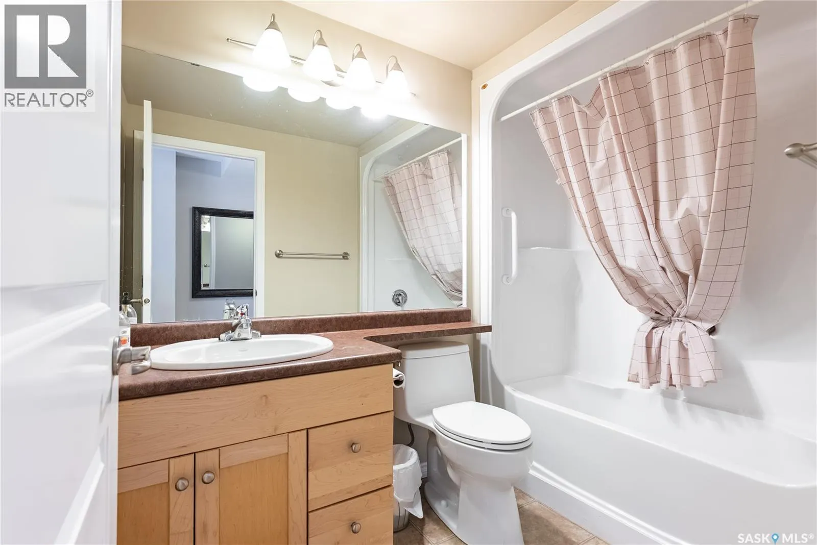 1205 902 Spadina CRESCENT E