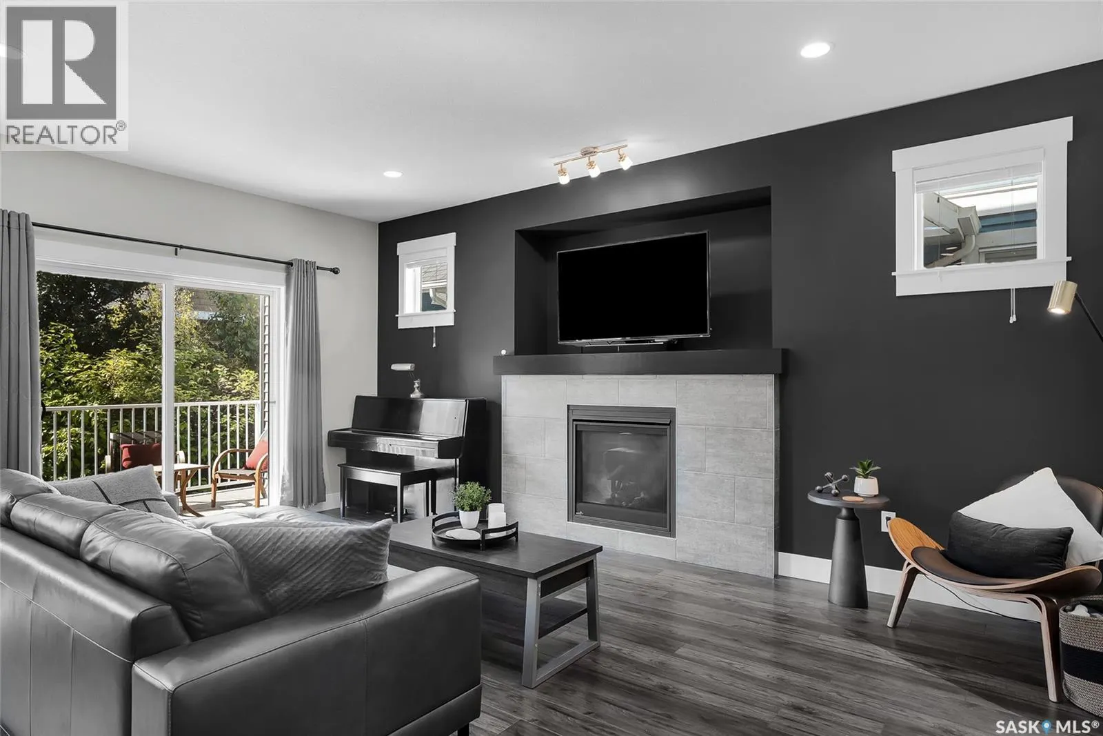 207 3220 11th STREET W