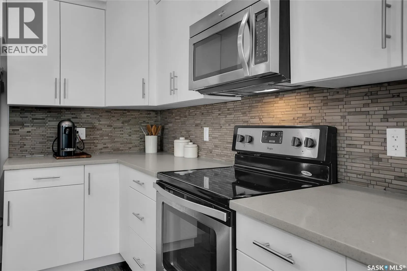 207 3220 11th STREET W