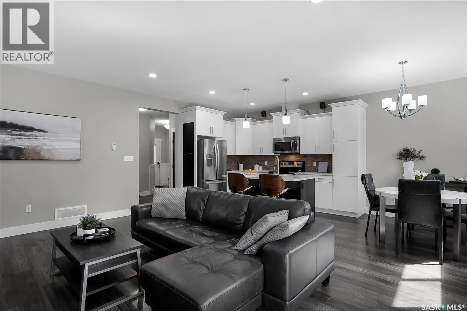 207 3220 11th STREET W