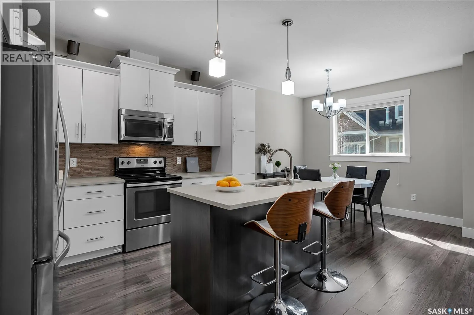 207 3220 11th STREET W