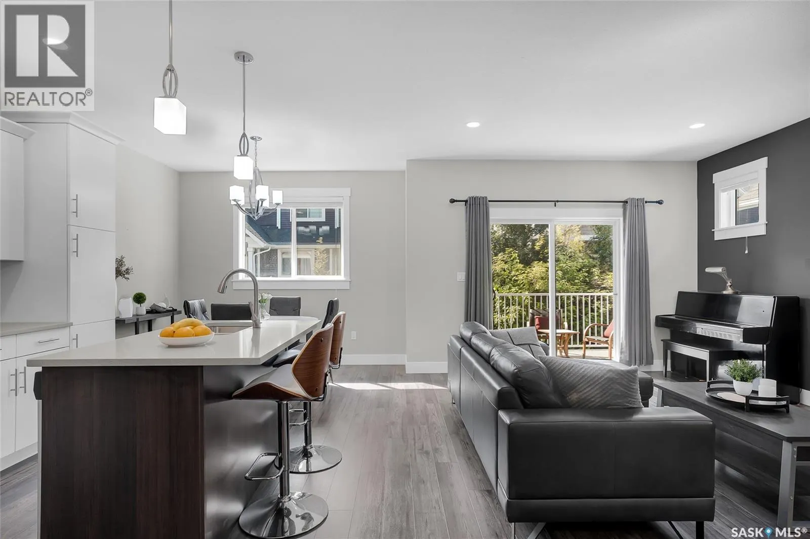 207 3220 11th STREET W