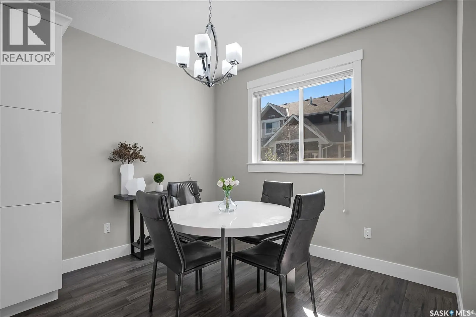 207 3220 11th STREET W