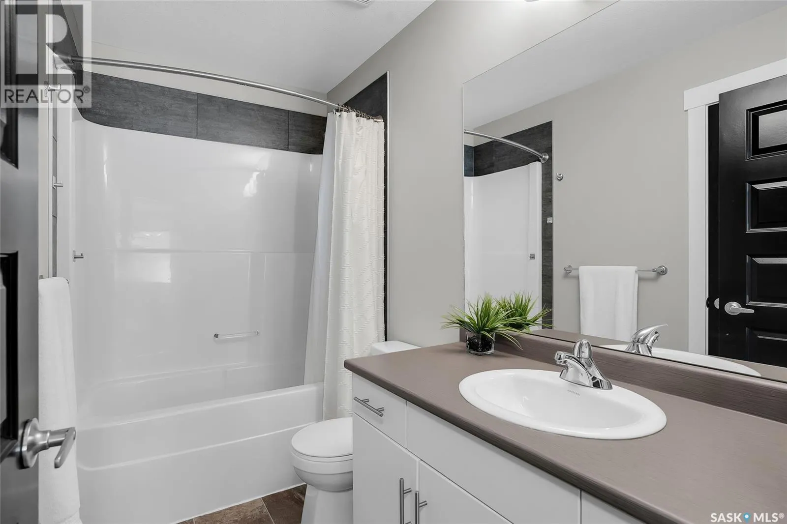 207 3220 11th STREET W