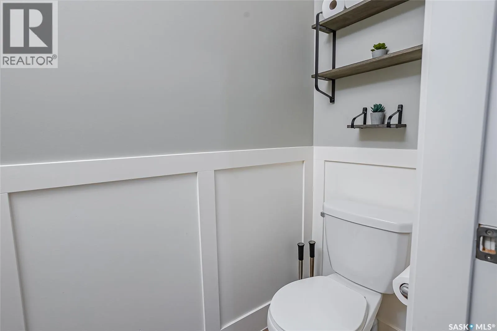 207 3220 11th STREET W