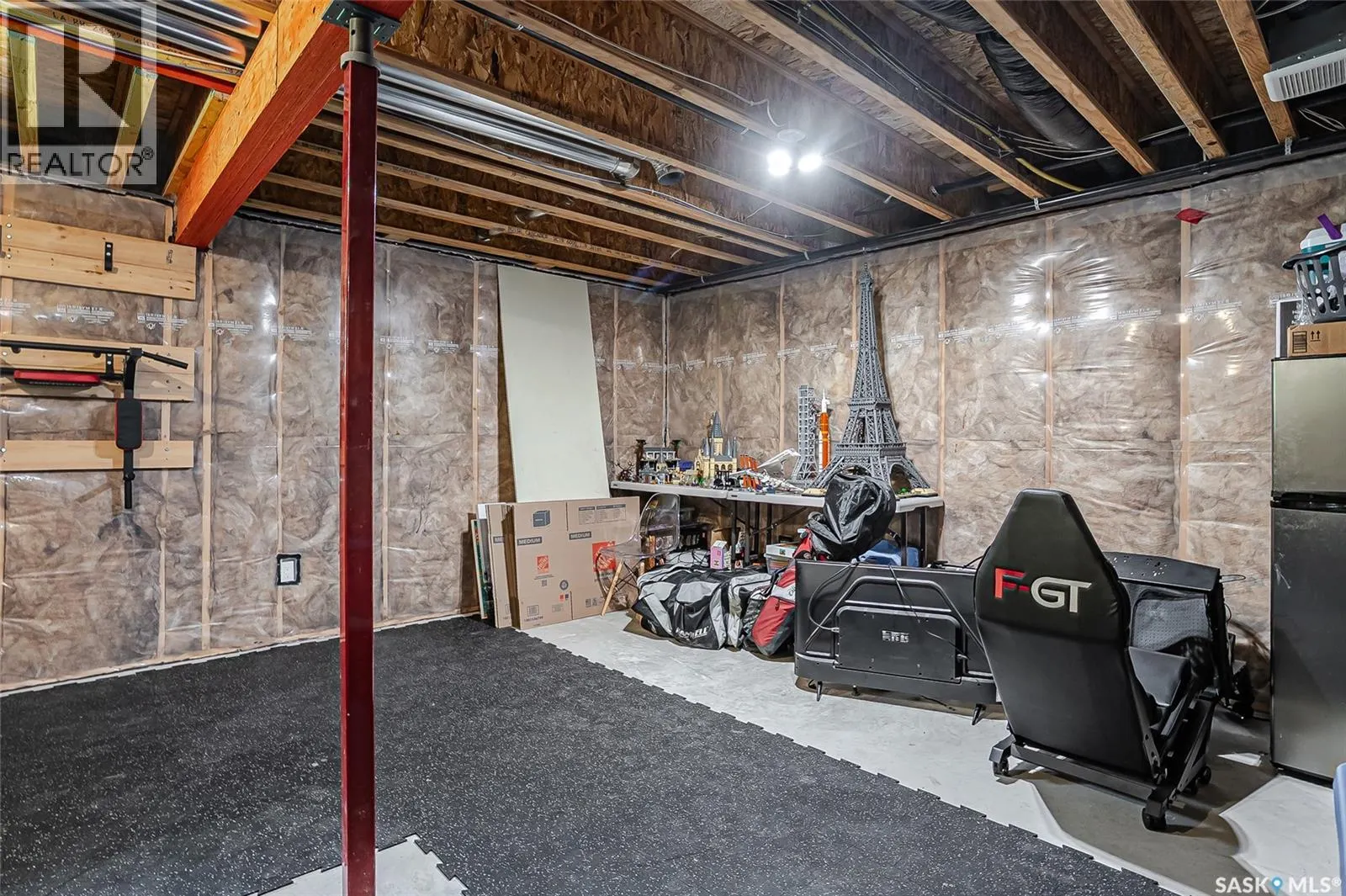 207 3220 11th STREET W