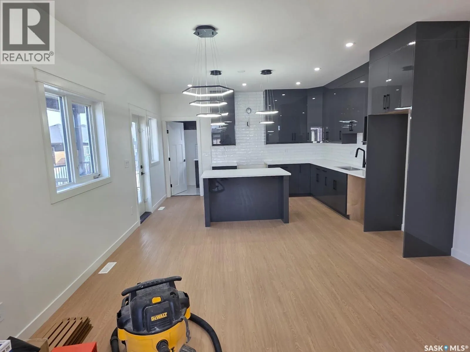 738 Bentley MANOR